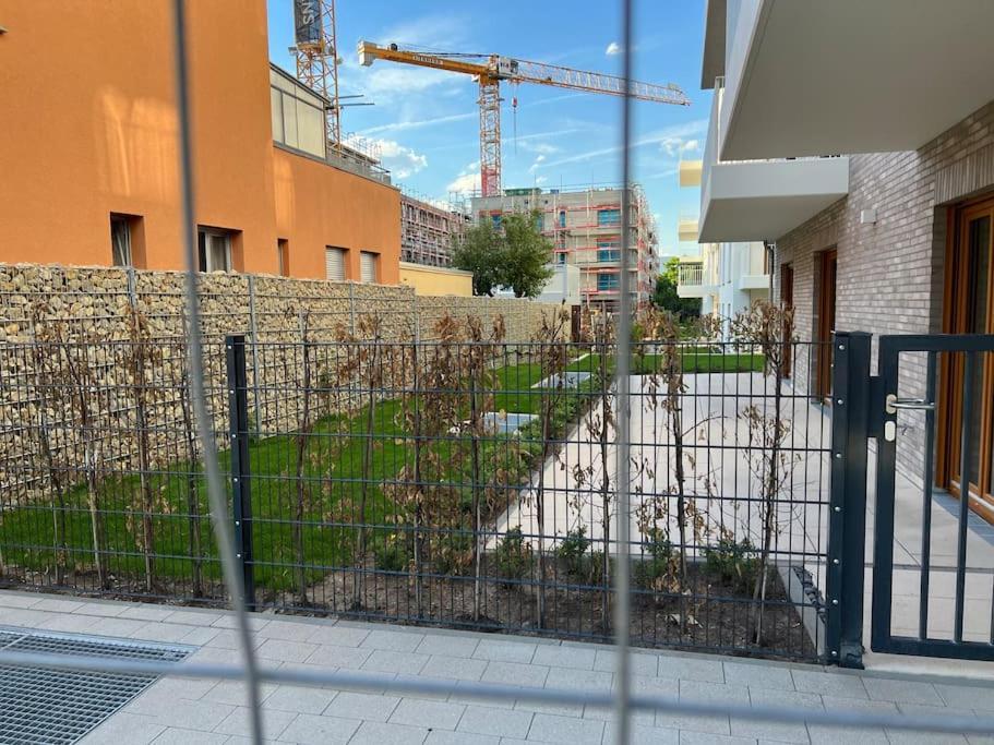 Three Bedroom Apartment In City Centre With A Grand Garden Frankfurt am Main Bagian luar foto